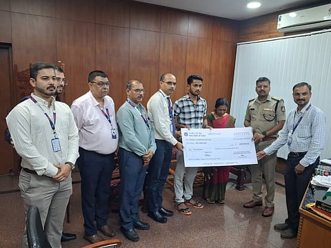 ಎಸ್​ ಬಿ ಐ ಪ್ರಾದೇಶಿಕ ವ್ಯವಹಾರ ಕಚೇರಿ ರೀಜನಲ್​ ಮ್ಯಾನೇಜರ್​  ಬಿ.ಪ್ರಕಾಶ್​ ಅಡಿಗ ಪೊಲೀಸ್​ ಅಧೀಕ್ಷಕ ಹರಿರಾಂ ಶಂಕರ್​ ಸಮ್ಮುಖದಲ್ಲಿ ಚೆಕ್ಕನ್ನು ಹಸ್ತಾಂತರಿಸಿದರು.