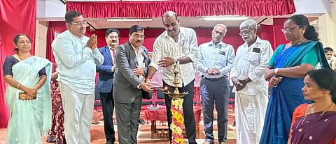 ಶಾಸಕ ಯಶ್​ಪಾಲ್​ ಸುವರ್ಣ ಒಳಕಾಡು ಸರ್ಕಾರಿ ಮಾದರಿ ಹಿರಿಯ ಪ್ರಾಥಮಿಕ ಶಾಲೆಯಲ್ಲಿ ನೂತನ ಎಲ್​. ಕೆ. ಜಿ. ತರಗತಿ  ಉದ್ಘಾಟಿಸಿದರು.