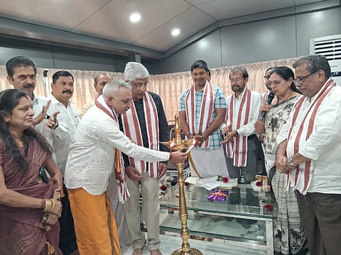ನಿಗಮದ ನಿರ್ದೇಶಕ ಪಿ.ಎಂ. ಮಾಲತೇಶ್​ ನೇರಸಾಲ ಯೋಜನೆಯ ಅಧಿಕೃತ  ಆದೇಶ ಪತ್ರ ವಿತರಣೆ ಕಾರ್ಯಕ್ರಮ ಉದ್ಘಾಟಿಸಿದರು. 