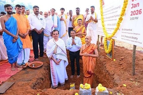 ಪಲಿಮಾರು ಮಠದ ಶ್ರೀ ವಿದ್ಯಾಧೀಶ ತೀರ್ಥ ಸ್ವಾಮೀಜಿ ಸಾದ್ವಿ-ಮಾದ್ವಿ ಪಾಠಶಾಲಾ ಕಟ್ಟಡಕ್ಕೆ ಶಿಲಾನ್ಯಾಸ ನೆರವೇರಿಸಿದರು. 