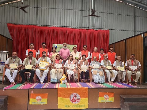   ಹರಿದ್ವಾರ ಪತಂಜಲಿ ಯೋಗ ಪೀಠದಲ್ಲಿ ಪರಿಣತಿ ಪಡೆದು ಮುಖ್ಯ ಯೋಗ ಶಿಕ್ಷಕರಾಗಿರುವ 10 ಯೋಗ ಸಾಧಕರನ್ನು ಗೌರವಿಸಲಾಯಿತು. 