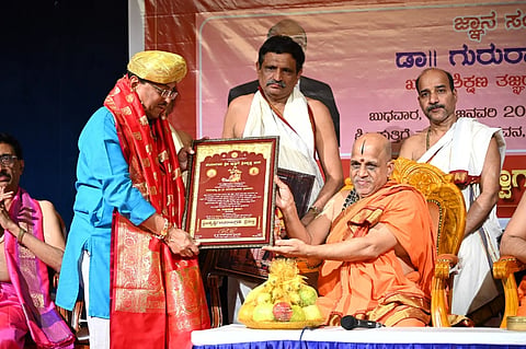 ಪುತ್ತಿಗೆ ಮಠಾಧೀಶ ಶ್ರೀ ಸುಗುಣೇಂದ್ರತಿರ್ಥ ಶ್ರೀಪಾದರು ಡಾ.ಕರ್ಜಗಿ ಅವರಿಗೆ ಶ್ರೀಕೃಷ್ಣಗಿತಾನುಗ್ರಹ ಪ್ರಶಸ್ತಿ ನೀಡಿ ಗೌರವಿಸಿದರು. 
