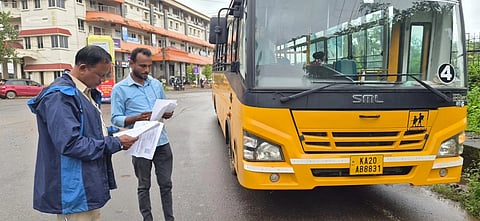 ಪೊಲೀಸರು ಶಾಲಾ ಬಸ್​ಗಳ ತಪಾಸಣೆ ನಡೆಸಿದರು. 