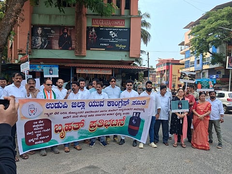 ಜಿಲ್ಲಾ ಯುವ ಕಾಂಗ್ರೆಸ್​ ಸಮಿತಿಯಿಂದ  ಬ್ರಹ್ಮಗಿರಿ ಸರ್ಕಲ್​ ನಲ್ಲಿ ನಡೆದ ಪ್ರತಿಭಟನೆ