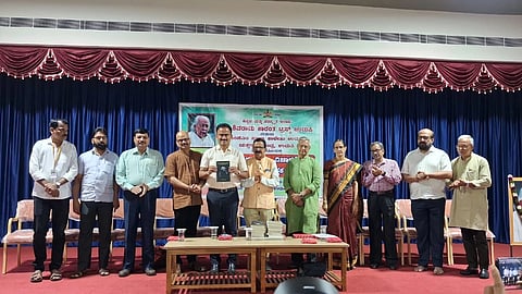 ಉದ್ಯಮಿ ಹಾಗೂ ಶಿಕ್ಷಣ ತಜ್ಞ ಹರಿಪ್ರಸಾದ್​ ರೈ ಅಳವು ಅರಿಯದ ಭಾಷೆ ಕೃತಿಯನ್ನು ಬಿಡುಗಡೆ ಮಾಡಿದರು.