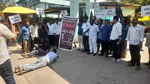 ಎ.ಪಿ.ಎಂ.ಸಿ. ರಕ್ಷಣಾ ಸಮಿತಿ ಹಾಗೂ ವರ್ತಕರ ಒಕ್ಕೂಟದ ವತಿಯಿಂದ ನಡೆದ ಪ್ರತಿಭಟನೆ ನಡೆಯಿತು. 