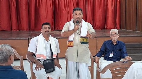 ಜಿಲ್ಲೆಯ ಮುಜರಾಯಿ ದೇವಾಲಯಗಳ ಅರ್ಚಕರ ಸಭೆಯಲ್ಲಿ ಜಿಲ್ಲಾ ಧಾರ್ಮಿಕ ಪರಿಷತ್​ ಸದಸ್ಯ ವೆಂಕಟೇಶ್​ ಅಡಿಗ  ಮಾತನಾಡಿದರು. 
