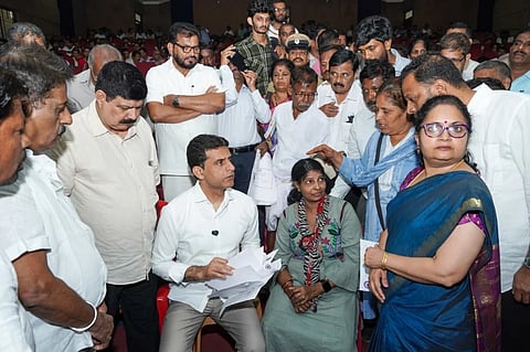 ಉಸ್ತುವಾರಿ ಸಚಿವ ರಿಜ್ವಾನ್​ ಅರ್ಷದ್​ ಜನರ ಅಹವಾಲು ಸ್ವೀಕರಿಸಿದರು. 