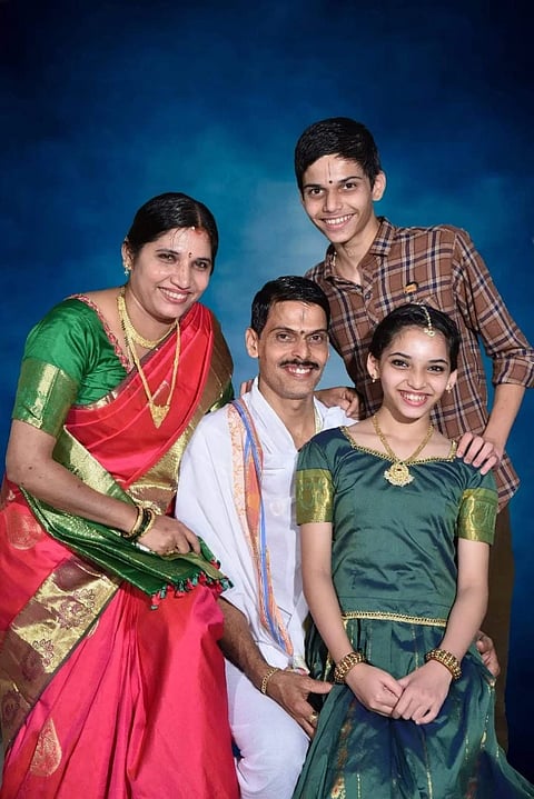 ಪೂರ್ವಾಶ್ರಮದಲ್ಲಿ ತಂದೆ ತಾಯಿ ಮತ್ತು ತಂಗಿ ಜೊತೆಗೆ ಶಿರೂರು ಶ್ರೀ