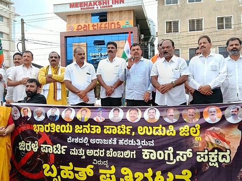 ಜಿಲ್ಲಾ ಬಿಜೆಪಿ ವತಿಯಿಂದ ಆಯೋಜಿಸಿದ್ದ ಬೃಹತ್​ ಪ್ರತಿಭಟನೆ ಉದ್ದೇಶಿಸಿ ಮಾಜಿ ಸಚಿವ ಹಾಗೂ ಶಾಸಕ ವಿ. ಸುನಿಲ್​ ಕುಮಾರ್​ ಮಾತನಾಡಿದರು.
