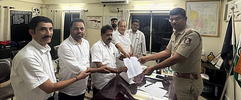 ನಗರ ಪೊಲೀಸ್ ಠಾಣೆಗೆ ತೆರಳಿದ ಕಾಂಗ್ರೆಸ್ ಮುಖಂಡರು ದೂರು ಸಲ್ಲಿಸಿದರು.