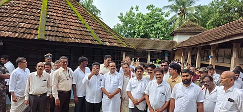 ಬಾರ್ಕೂರು ಶ್ರೀ ಪಂಚಲಿಂಗೇಶ್ವರ ದೇವಾಲಯಕ್ಕೆ ಸಚಿಕವ ಖಾದರ್‌ ಭೇಟಿ ನೀಡಿದರು.  