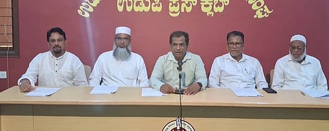 ಮುಸ್ಲಿಂ ಬಾಂಧವ್ಯ ವೇದಿಕೆ ವಕ್ತಾರ ಮುಸ್ತಾಕ್​ ಹೆನ್ನಾಬೈಲು ಮಾತನಾಡಿದರು. 