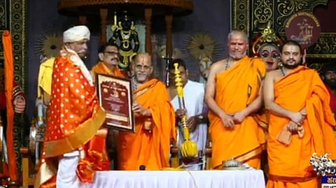 ವಿಶ್ವ ಹಿಂದೂ ಪರಿಷತ್​ ಪ್ರಧಾನ ಕಾರ್ಯದರ್ಶಿ ಗೋಪಾಲ್​ ನಾಗರಕಟ್ಟೆ ಅವರನ್ನು ಪುತ್ತಿಗೆ ಶ್ರೀಗಳು ಸನ್ಮಾನಿಸಿದರು. 