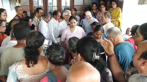 ಕೇಂದ್ರ ಸಚಿವೆ ಶೋಭಾ ಕರಂದ್ಲಾಜೆ ಉಡುಪಿಗೆ ಆಗಮಿಸಿ ಅಂತಿಮ ದರ್ಶನ ಪಡೆದು ಸಂತಾಪ ಸೂಚಿಸಿದರು.
