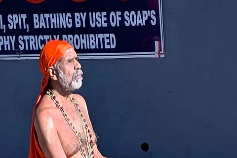  ತಲಕಾವೇರಿಗೆ ಆಗಮಿಸಿದ್ದ ಉಡುಪಿಯ ಅದಮಾರು ಮಠದ ಶ್ರೀ ವಿಶ್ವಪ್ರಿಯ ತೀರ್ಥ ಶ್ರೀ ಪಾದರು ವಿಶೇಷ ಪ್ರಾರ್ಥನೆ ಸಲ್ಲಿಸಿದರು.