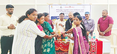 ಗುಂಡ್ಲುಪೇಟೆ ಪಟ್ಟಣದ ಅಂತಾರಾಷ್ಟ್ರೀಯ ಮಾನವ ಮತ್ತು ಏಳಿಗೆ ಸಂಸ್ಥೆ ಕಚೇರಿಯಲ್ಲಿ ಚಾಮರಾಜನಗರ ಜಿಲ್ಲೆಯ ಭಾವಿ ಉದ್ಯಮಿಗಳಿಗೆ ಆಯೋಜಿಸಿದ್ದ ಉದ್ಯಮಶೀಲತಾ ತಿಳಿವಳಿಕೆ ಶಿಬಿರವನ್ನು ಅಕ್ಬರ್ ಉದ್ಘಾಟಿಸಿದರು. ಕೇಶವಮೂರ್ತಿ , ರೋಹಿತ್ ಇತರರು ಇದ್ದರು.