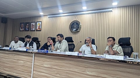 ಪುರಸಭೆ ಸಭಾಂಗಣದಲ್ಲಿ ನಡೆದ ಸಭೆಯಲ್ಲಿ ಶಾಸಕ ಡಾ.ಮಂತರ್ ಗೌಡ ಮಾತನಾಡಿದರು. ವಿ.ಪಿ.ಶಶಿಧರ್, ನಿತೀನ್ ಚಕ್ಕಿ, ಪ್ರಮೋದ್ ಮುತ್ತಪ್ಪ ಇತರರಿದ್ದರು.