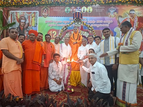 ಉಜ್ಜಯಿನಿ ಜಗದ್ಗುರುಗಳ ಆಷಾಢ ಮಾಸದ ಇಷ್ಟಲಿಂಗ ಪೂಜೆ ಮತ್ತು ಜನಜಾಗೃತಿ ಕಾರ್ಯಕ್ರಮವನ್ನು ಅಭಾವೀಮ ಬೆಂಗಳೂರು ಘಟಕದ ಅಧ್ಯಕ್ಷ ಗುರುಸ್ವಾಮಿ ಉದ್ಘಾಟಿಸಿದರು. ವಿವಿಧ ಮಠಗಳ ಶ್ರೀಗಳು, ಗಣ್ಯರು ಉಪಸ್ಥಿತರಿದ್ದರು. 