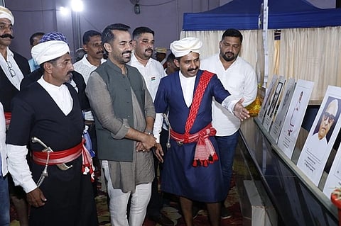 ಭಾರತದ ಸ್ವಾತಂತ್ರ್ಯದ ೮೦ನೇ ವರ್ಷಾಚರಣೆ ಅಂಗವಾಗಿ ಯುನೈಟೆಡ್ ಕೊಡವ ಆರ್ಗನೈಜೇಷನ್(ಯುಕೊ) ಹಾಗೂ ಮೂರ್ನಾಡು ಕೊಡವ ಸಮಾಜದ ಸಹಯೋಗದಲ್ಲಿ ಸೋಮವಾರ ಆಯೋಜಿಸಿದ್ದ ನೆಪ್ಪುರ ನಳತ್ ಮಾಂಜತ ಮೊಟ್ಟ್ ಕಾರ್ಯಕ್ರಮದಲ್ಲಿ ಆಯೋಜಿಸಿದ್ದ ನೆಪ್ಪುರ ಚೊಪ್ಪು ಛಾಯಾಚಿತ್ರ ಪ್ರದರ್ಶನವನ್ನು ಡಾ.ಮಂತರ್ ಗೌಡ ಅವರು ವೀಕ್ಷಿಸಿದರು. ಮಂಜು ಚಿಣ್ಣಪ್ಪ, ತೇಲಪಂಡ ಸುಬ್ಬಯ್ಯ ಇತರರಿದ್ದರು.