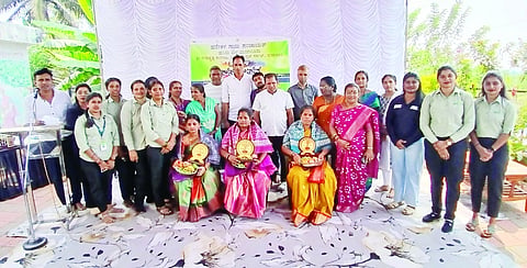 ‘ಹರೇಕಳ ಕಸೋತ್ಸವ’ ಜಾಗೃತಿ ಕಾರ್ಯಕ್ರಮದಲ್ಲಿ ಸ್ವಚ್ಛ ಸಂಕೀರ್ಣ ನಿರ್ವಾಹಕರಾದ ಸುಜಾತಾ, ಶಾರದಾ ಹಾಗೂ ಅಶ್ವಿನಿ ಅವರನ್ನು ಸನ್ಮಾನಿಸಲಾಯಿತು.