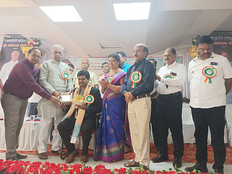 ಕಾರವಾರದಲ್ಲಿ ಈಶ್ವರ ಉಳ್ಳಾಗಡ್ಡಿ ಅವರನ್ನು ಸನ್ಮಾನಿಸಲಾಯಿತು.