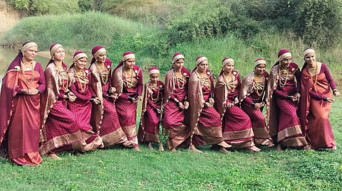 ಉಮ್ಮತಾಟ್ ನೃತ್ಯದ ಸಂಗ್ರಹ ಚಿತ್ರ.
