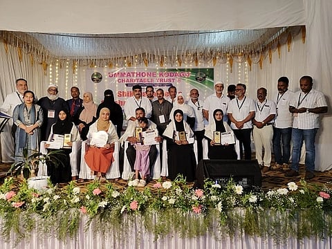 ೧೦ನೇ ತರಗತಿ ಹಾಗೂ ಪಿಯುಸಿ ಪರೀಕ್ಷೆಗಳಲ್ಲಿ ಅತಿ ಹೆಚ್ಚು ಅಂಕ ಪಡೆದು ಸಾಧನೆ ತೋರಿದ ಜಿಲ್ಲೆಯ ಐವರು ವಿದ್ಯಾರ್ಥಿಗಳನ್ನು ಸನ್ಮಾನಿಸಿ ಗೌರವಿಸಿ ಪ್ರೋತ್ಸಾಹ ಧನ ವಿತರಿಸಲಾಯಿತು. ಅರ್ಜುನ್ ಮೌರ್ಯ, ಡಾ.ಗುರುಸ್ವಾಮಿ, ಸಯಿದಾ ಕಶ್ಮೀರ ಸಿಮ್ರಾನ್ ಇತರರಿದ್ದರು.