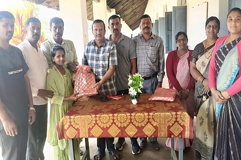 ಕೊಡ್ಲಿಪೇಟೆ ಪದವಿ ಪೂರ್ವ ಕಾಲೇಜು ಪ್ರೌಢಶಾಲಾ ವಿಭಾಗದ ವಿದ್ಯಾರ್ಥಿಗಳಿಗೆ ಉಚಿತ ಸಮವಸ್ತ್ರ ವಿತರಿಸಲಾಯಿತು. ಬಿ.ಕೆ. ಯತೀಶ್, ಚಂದ್ರಶೇಖರ್ ಅಡ್ಮನಿ, ಎಂ.ಪಿ. ಶಿವಕುಮಾರಿ, ಬಿ.ವಿ.ಸುಮಾ, ಯು.ಡಿ. ಮಂಜುನಾಥ್ ಮತ್ತಿತರರು ಇದ್ದರು.