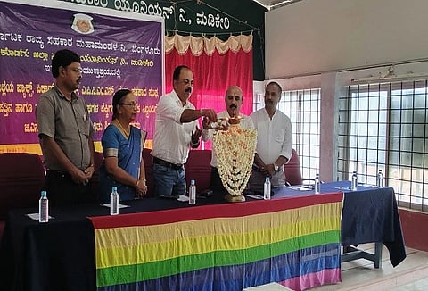 ಕೊಡಗು ಜಿಲ್ಲಾ ಸಹಕಾರ ಯೂನಿಯನ್ ಸಭಾಂಗಣದಲ್ಲಿ ನಡೆದ ಶಿಕ್ಷಣ ಕಾರ್ಯಕ್ರಮವನ್ನು ರಾಬಿನ್ ದೇವಯ್ಯ ಉದ್ಘಾಟಿಸಿ ಮಾತನಾಡಿದರು. ಸಿ.ಎ.ಶಂಭುಲಿಂಗಪ್ಪ, ಶ್ಯಾಂಚಂದ್ರ ಇತರರಿದ್ದರು.