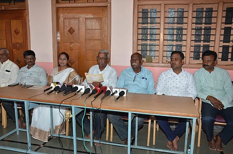   ತೋಂಟದಾರ್ಯ ಜಾತ್ರಾ ಮಹೋತ್ಸವ ಕುರಿತು ವಿನಾಯಕ ಮಾನ್ವಿ ಸುದ್ದಿಗೋಷ್ಟಿ ನಡೆಸಿದರು. ಶಿವಯ್ಯ ನಾಲ್ವತವಾಡಮಠ, ಸುಧಾ ಹುಚ್ಚಣ್ಣವರ, ಸುಭಾಷ ಚನ್ನಪ್ಪನವರ, ಚೇತನ ಅಂಗಡಿ, ಎಂ.ಜಿ. ಹೂಗಾರ, ಚಂದ್ರಶೇಖರ ರಾಜೂರ, ಎಸ್ .ವಿ. ಪವಾಡಿಗೌಡ್ರ, ಉಮೇಶಗೌಡ ಪಾಟೀಲ, ವೀರಣ್ಣ ಗಡಗಿ ಇತರರು ಇದ್ದರು
