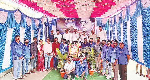 ದೊಡ್ಡ ಹೂನ್ನೂರು ಗ್ರಾಮದಲ್ಲಿ ಜೈ ಭೀಮ್ ಯುವಕ ಸಂಘದ ವತಿಯಿಂದ 135ನೇ ಜಯಂತಿ ಕಾರ್ಯಕ್ರಮದಲ್ಲಿ ಭಾಗವಹಿಸಿದ ಬಿ.ಎಂ.ಲಿಂಗರಾಜ್, ಎನ್.ಕುಮಾರ್, ಪಿ.ಸಿ.ನಾಗರಾಜ್, ವೈರಮುಡಿ, ಸುನಿಲ್, ಹರೀಶ್, ರಾಜಯ್ಯ, ಮಹೇಶ್, ಚಂದ್ರೇಶ್, ಅಣ್ಣೇಗೌಡ ಇದ್ದರು. 