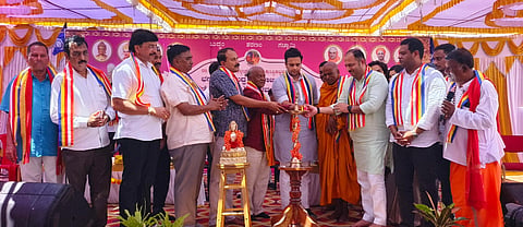ಮಳವಳ್ಳಿ ಭಗವಾನ್ ಬುದ್ಧ ಕಾಲೇಜು ಆವರಣದಲ್ಲಿ ಆಯೋಜಿಸಿದ್ದ ಕಾರ್ಯಕ್ರಮವನ್ನು ಸಂಸದ ಯದುವೀರ್ ಕೃಷ್ಣದತ್ತ ಚಾಮರಾಜ ಒಡೆಯರ್ ಉದ್ಘಾಟಿಸಿದರು. ಮನೋರಖಿತ ಬಂತೇಜಿ, ಯಮದೂರು ಸಿದ್ದರಾಜು, ವಿವೇಕಾನಂದ, ರಘು, ಇಂದ್ರೇಶ್, ಅಶೋಕ್ ಜಯರಾಮ್, ಚೇತನ್ ಕುಮಾರ್ ಇದ್ದರು.