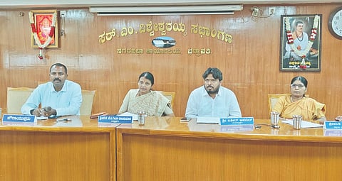 ಭದ್ರಾವತಿ ನಗರಸಭೆ ಸಭಾಂಗಣದಲ್ಲಿ ಸಾಮಾನ್ಯ ಸಭೆ ನಡೆಯಿತು. ಗೀತಾ ರಾಜ್​ಕುಮಾರ್​, ಹೇಮಂತ್​, ಬಷೀರ್​ ಅಹಮದ್​, ಪ್ರೇಮಾ ಬದರಿನಾರಾಯಣ ಇತರರಿದ್ದರು.