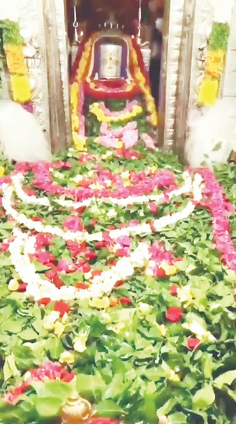 ಶ್ರಾವಣ ಮಾಸದ ನಾಲ್ಕನೇ ಸೋಮವಾರ ಪ್ರಯುಕ್ತ ನಂಜನಗೂಡಿನ ಶ್ರೀಕಂಠೇಶ್ವರ ಸ್ವಾಮಿಗೆ ಲಕ್ಷ ಬಿಲ್ವಾರ್ಚನೆ ನೆರವೇರಿಸಲಾಯಿತು.