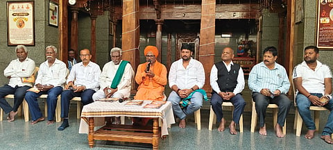 ಉಪ್ಪಿನಬೆಟಗೇರಿ ಮೂರುಸಾವಿರ ವಿರಕ್ತಮಠದಲ್ಲಿ ಮಂಗಳವಾರ ಜರುಗಿದ ಸುದ್ದಿಗೋಷ್ಠಿಯಲ್ಲಿ ಕುಮಾರ ವಿರೂಪಾಕ್ಷ ಸ್ವಾಮೀಜಿ ಮಾತನಾಡಿದರು. ಮಂಜುನಾಥ ಮಸೂತಿ, ಎ.ಸಿ. ಚಾಕಲಬ್ಬಿ, ಮಲ್ಲಣ್ಣ ಅಷ್ಟಗಿ, ಸುರೇಶಬಾಬು ತಳವಾರ ಇತರರಿದ್ದರು.