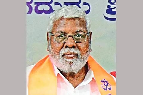 ದಾವಣಗೆರೆಯಲ್ಲಿ ಭಾನುವಾರ ನಡೆದ ‘ಬಸವಶೈವದಲ್ಲಿ ಹಿಂದುತ್ವ’ ಕೃತಿಯ ಲೋಕಾರ್ಪಣೆ ಸಮಾರಂಭದಲ್ಲಿ ಡಾ. ಡಿ.ಎ. ಉಪಾಧ್ಯ, ಬಿ.ಸಿ. ಉಮಾಪತಿ, ಎಸ್.ಸಿ. ಕಾಶೀನಾಥ್, ವಾಣಿ ಶಿವಣ್ಣ, ಅಂದನೂರು ಮುರುಗೇಶ್, ಬಾದಾಮಿ ಜಯಣ್ಣ, ವಿ. ಶಂಭುಲಿಂಗಪ್ಪ, ಎಂ.ಬಿ. ನಟರಾಜ ಇದ್ದರು.