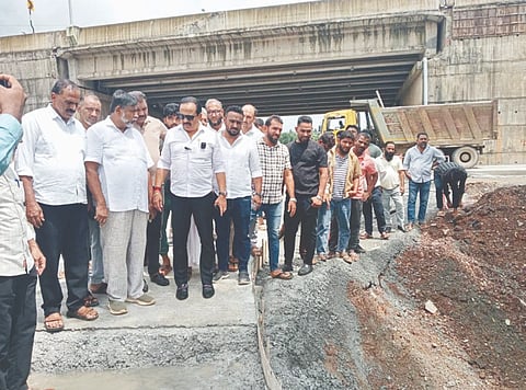 ಶಾಸಕ ಅಶೋಕ್ ಕುಮಾರ್ ರೈ ಕಾಮಗಾರಿ ಪರಿಶೀಲನೆ ನಡೆಸಿದರು. ಇಂಜಿನಿಯರ್ ರಾಜು, ಉಪ್ಪಿನಂಗಡಿ ಬ್ಲಾಕ್ ಕಾಂಗ್ರೆಸ್ ಅಧ್ಯಕ್ಷ ತೌಸೀಫ್ ಯು.ಟಿ. ಮೊದಲಾದವರಿದ್ದರು.
