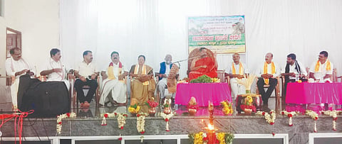  ಬಂಟೆ ಸಂಘದ ಆಟಿಡೊಂಜಿ ಬಂಟೆರೆ ಸೇರಿಗೆ ಕಾರ್ಯಕ್ರಮದಲ್ಲಿ ಬಾರ್ಕೂರು ಮಹಾಸಂಸ್ಥಾನದ ಡಾ.ವಿದ್ಯಾವಾಚಸ್ಪತಿ ವಿಶ್ವಸಂತೋಷ ಭಾರತಿ ಶ್ರೀಪಾದರು ಮಾತನಾಡಿದರು. ಪ್ರಮುಖರಾದ ದಂಬೆಕ್ಕಾನ ಸದಾಶಿವ ರೈ, ಪ್ರಮೋದ್‌ಕುಮಾರ್ ಶೆಟ್ಟಿ, ದಯಾನಂದ ರೈ ಮೊದಲಾದವರು ಉಪಸ್ಥಿತರಿದ್ದರು.