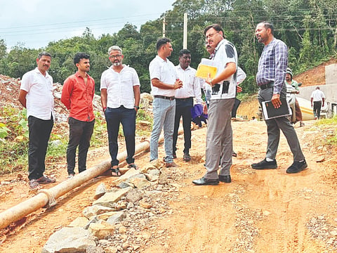 ಮುಗೇರಡ್ಕದಲ್ಲಿ ಹೆದ್ದಾರಿ ಇಲಾಖೆ ಇಂಜಿನಿಯರ್‌ಗಳು ಸ್ಥಳ ಪರಿಶೀಲಿಸಿದರು. ಪ್ರಸನ್ನ ದರ್ಬೆ, ಬಾಲಕೃಷ್ಣ ಗೌಡ ಮತ್ತಿತರರು ಇದ್ದರು.