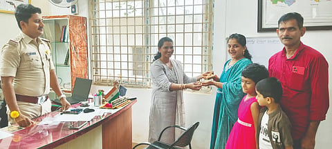  ವಿದ್ಯಾರ್ಥಿನಿಯ ತಾಯಿ ವಿಜಯಲಕ್ಷ್ಮೀ ಅವರು ಭವ್ಯಾ ಅವರಿಗೆ ಕರಿಮಣಿ ಸರ ಹಸ್ತಾಂತರಿಸಿದರು. ಠಾಣಾಧಿಕಾರಿ ಸುತೇಶ್ ಇತರರು ಇದ್ದರು.