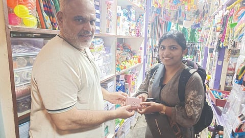  ಬಿದ್ದು ಸಿಕ್ಕ ಪರ್ಸನ್ನು ಜೋಸ್ನಾ ಜಿಮ್ಮಿ ಅವರಿಗೆ ಉಪ್ಪಿನಂಗಡಿ ಸೌಧಿ ಫ್ಯಾನ್ಸಿ ಮಾಲೀಕ ಹಾರೂನ್ ರಶೀದ್ ಅಗ್ನಾಡಿ ಹಸ್ತಾಂತರಿಸಿದರು.