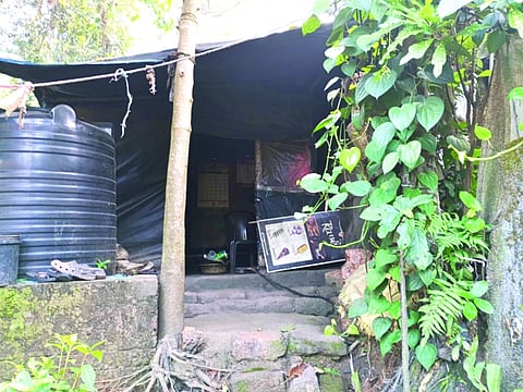  ಕಜೆಕ್ಕಾರಿನಲ್ಲಿರುವ ಭಾಗಿ ಎಂಬುವರ ಗುಡಿಸಲು