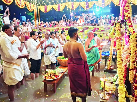 ಉಪ್ಪಿನಂಗಡಿ ಶ್ರೀ ಸಹಸ್ರಲಿಂಗೇಶ್ವರ ಮಹಾಕಾಳಿ ದೇವಾಲಯದಲ್ಲಿ ಉದ್ಭವ ಶಿವಲಿಂಗಕ್ಕೆ ವಿಶೇಷ ಅಭಿಷೇಕ ಹಾಗೂ ಶಿವ ಪೂಜೆ ನಡೆಯಿತು.