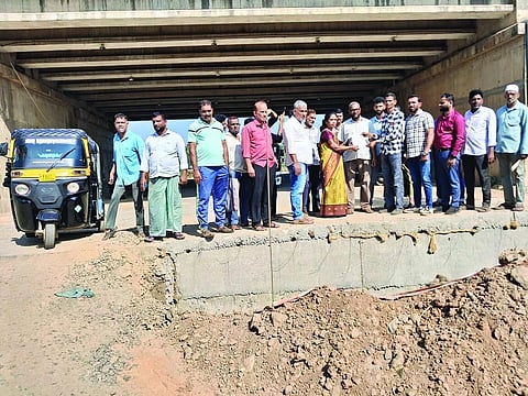  ಗ್ರಾಮ ಪಂಚಾಯತ್ ಉಪಾಧ್ಯಕ್ಷೆ ವಿದ್ಯಾಲಕ್ಷ್ಮೀ ಪ್ರಭು ನೇತೃತ್ವದಲ್ಲಿ ಪ್ರತಿಭಟನೆ ನಡೆಯಿತು. ಪ್ರಮುಖರಾದ ಅಬ್ದುಲ್ ರಶೀದ್ ಮಠ, ಝಕರಿಯಾ ಮರುವೇಲ್, ಅಶ್ರಫ್ ಶುಕ್ರಿಯಾ ಮೊದಲಾದವರಿದ್ದರು. 