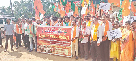  ಜನಜಾಗೃತಿ ಮೂಡಿಸುವ ಪಾದಯಾತ್ರೆಯಲ್ಲಿ ಚಲವಾದಿ ನಾರಾಯಣ ಸ್ವಾಮಿ ವಾತನಾಡಿದರು. ಪ್ರಮುಖರಾದ ಸತೀಶ್ ಕುಂಪಲ, ಕಿಶೋರ್ ಕುವಾರ್ ಬೊಟ್ಟ್ಯಾಡಿ, ಸಂಜೀವ ಮಠಂದೂರು ಮೊದಲಾದವರಿದ್ದರು.