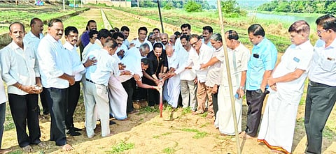 ಉಪ್ಪಿನಂಗಡಿಯ ವಿಜಯ- ವಿಕ್ರಮ ಜೋಡುಕರೆ ಕಂಬಳದ ಕರೆ ಮುಹೂರ್ತ ಕೂಟೇಲು ದಡ್ಡು ಬಳಿಯ ನೇತ್ರಾವತಿ ನದಿ ಕಿನಾರೆಯ ಜೋಡುಕರೆಯಲ್ಲಿ ನಡೆಯಿತು. ಅಶೋಕ್ ಕುಮಾರ್ ರೈ, ರಾಧಾಕೃಷ್ಣ ನಾಕ್, ಪಂಜಿಗುಡ್ಡೆ ಈಶ್ವರ ಭಟ್, ತೌಸೀಫ್ ಯು.ಟಿ. ಮತ್ತಿತರರು ಉಪಸ್ಥಿತರಿದ್ದರು.