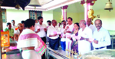 ಶ್ರೀ ಸಹಸ್ರಲಿಂಗೇಶ್ವರ- ಮಹಾಕಾಳಿ ದೇವಾಲಯದಲ್ಲಿ ಈ ಬಾರಿ ಶಿವರಾತ್ರಿಯಂದು ವಿಶೇಷವಾಗಿ ಶಿವ ಪಂಚಾಕ್ಷರಿ ಜಪಯಜ್ಞ ನಡೆಸಲು ಸಂಕಲ್ಪಿಸಿದ್ದು, ಇದರ ಸೇವಾ ರಶೀದಿಯನ್ನು ಬಿಡುಗಡೆಗೊಳಿಸಲಾಯಿತು.