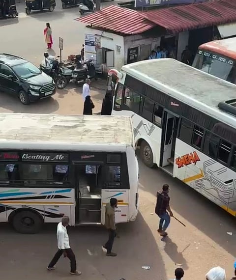  ಕಬ್ಬಿಣದ ರಾಡ್‌ನೊಂದಿಗೆ ಬಸ್ಸಿಗೆ ನುಗ್ಗುವ ದುಷ್ಕರ್ಮಿಯ ಕೃತ್ಯದ ಸಿಸಿ ಕ್ಯಾಮಾರದ ದೃಶ್ಯಾವಳಿ.  