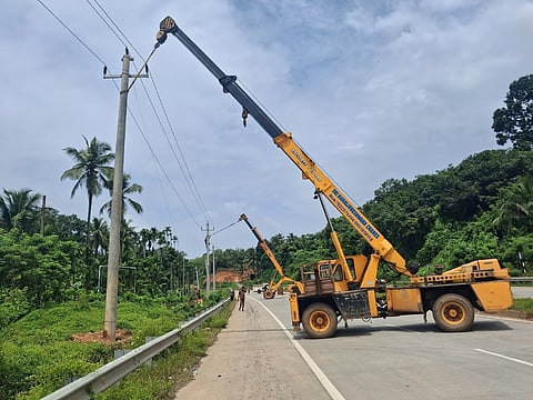  ಭಾರಿ ಮಳೆಗೆ ಮಣ್ಣು ಸಡಿಲಗೊಂಡು ವಾಲುತ್ತಿರುವ ವಿದ್ಯುತ್ ಕಂಬಗಳು.